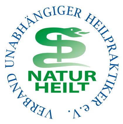 Logo des Verbandes Unabhängiger Heilpraktiker e.V., Koblenz (kurz "VUH"). Äskulapstab mit Schlange, darunter "Natur heilt".